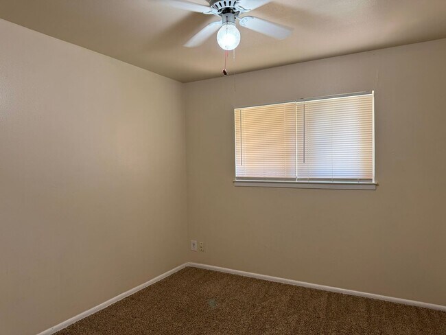 Building Photo - 225 Meadow Ln