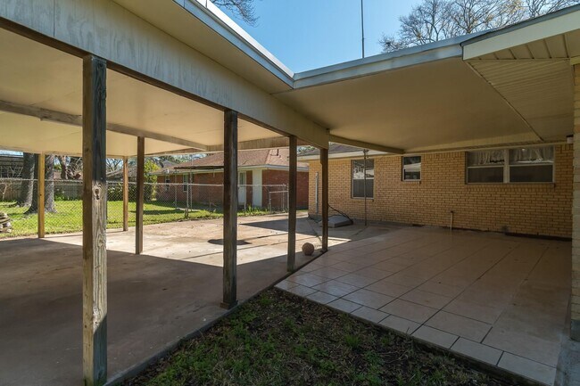 Building Photo - 1706 Colby Dr