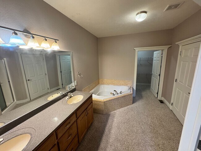 Building Photo - Large and Spacious Duplex Available