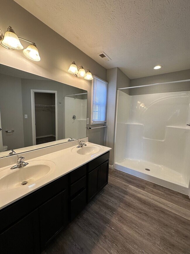 Building Photo - Lovely 3bdrm Home!