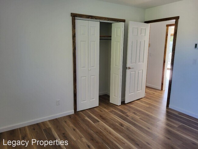 Building Photo - 4 br, 3 bath House - 110 W Graf St.