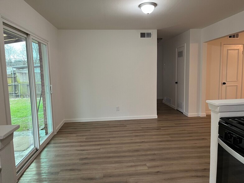 dining area - 9216 Freeport Dr