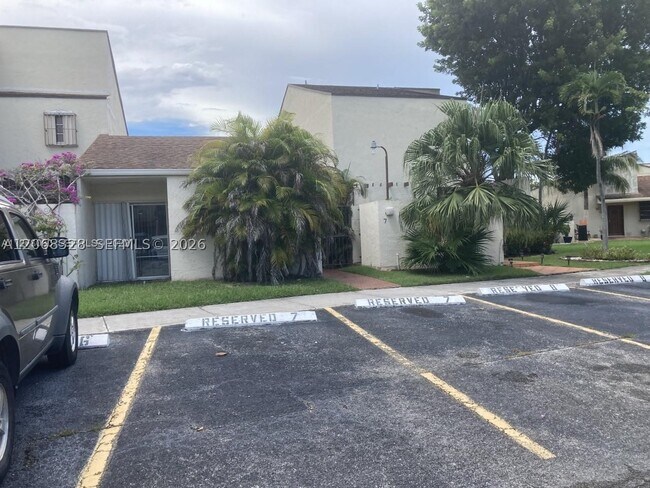Building Photo - 9139 Fontainebleau Blvd