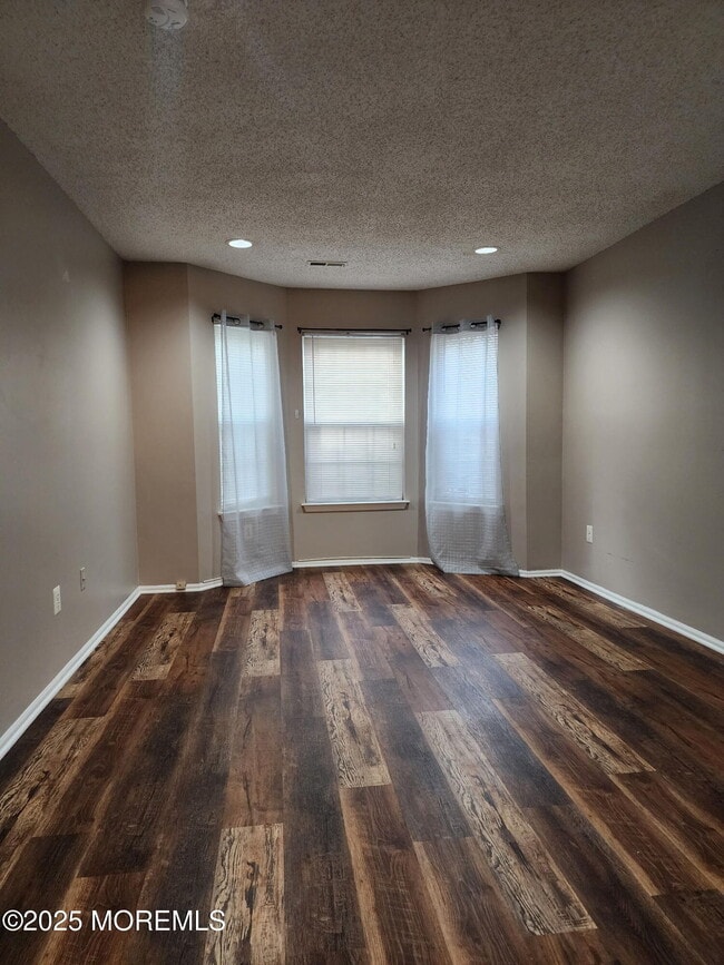 Building Photo - 175 Tulip Ln