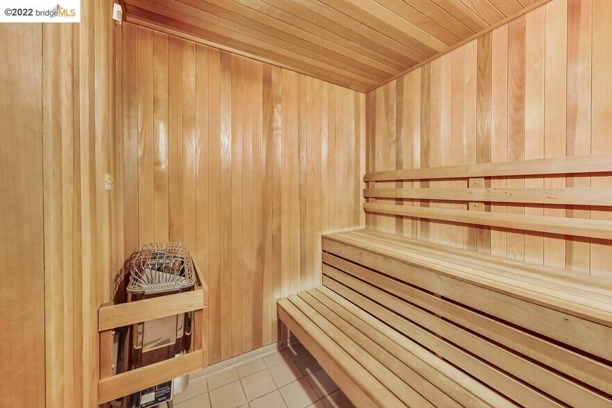 Building Photo - 585 9th St