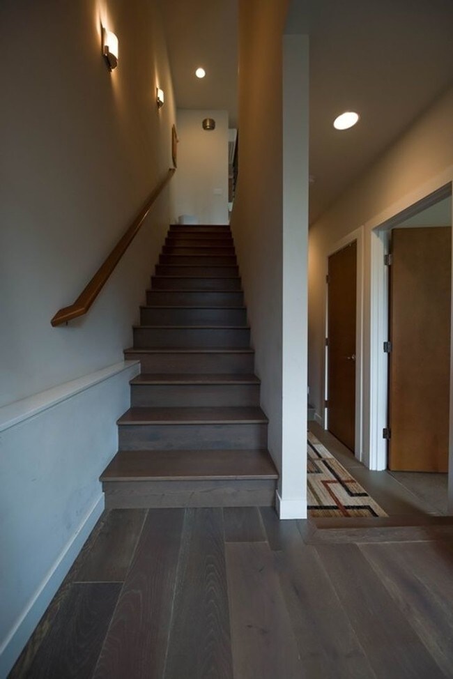 Building Photo - Fantastic 3 Bedroom Townhome w/Attached Garage and A/C in Seattle!!