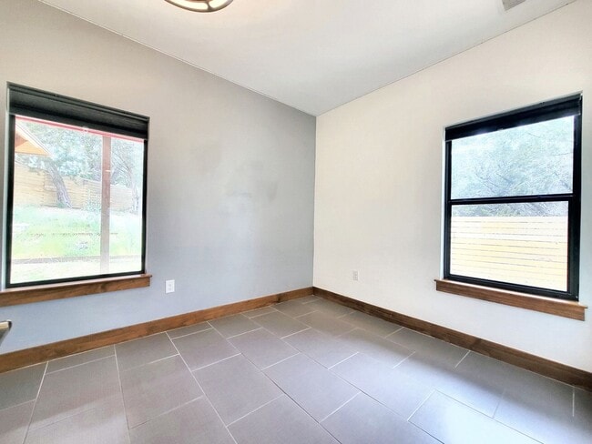 Building Photo - 325 Southwind Rd