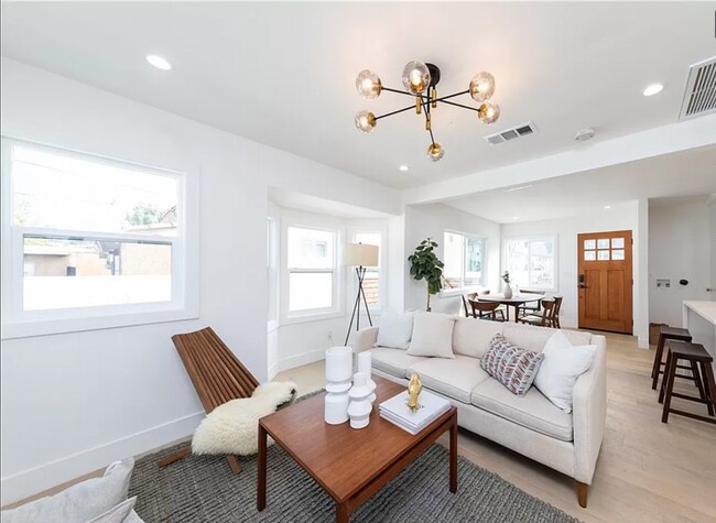 Open Concept - 1593 Yosemite Dr