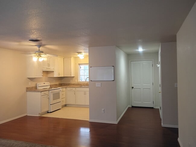 Building Photo - MM2240-1