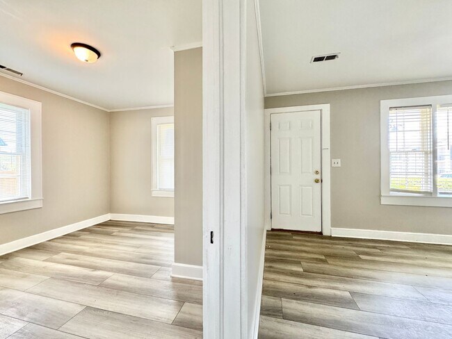 Building Photo - Renovated 2 Bedroom with Optional Third