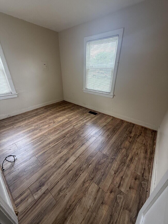 Building Photo - 2 bedroom, 1 bathroom house on W Kentucky Street