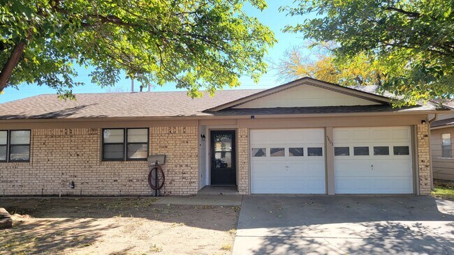 Building Photo - Leasing now! Cozy and comfortable 3/2/2 Brick Home Available for August