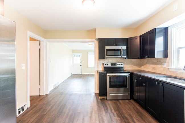 Building Photo - 3BR/2BA Ranch Near The Desirable Highlands!