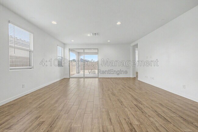 Building Photo - 3241 E Malibu Dr