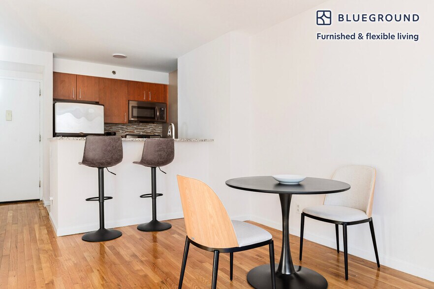 Building Photo - 120 W 21st St