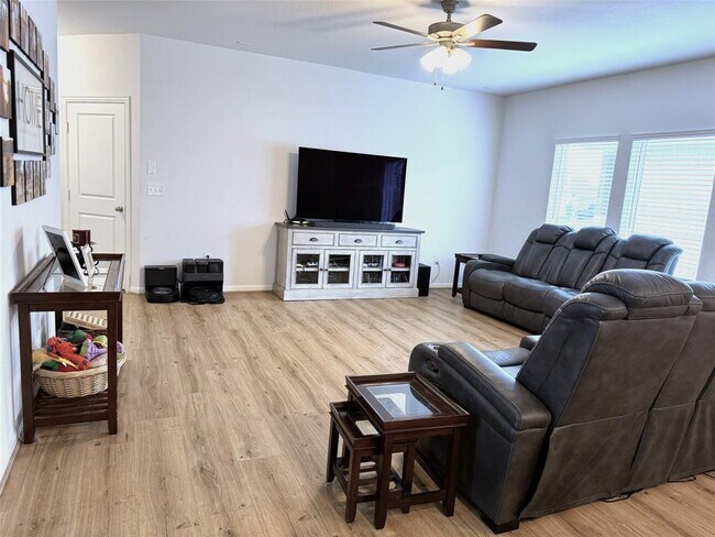 Building Photo - 553 Warlander Way