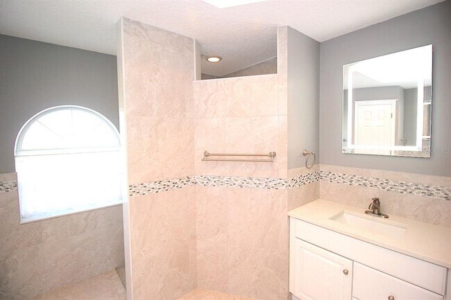 Building Photo - 20 Clarendon Ct N