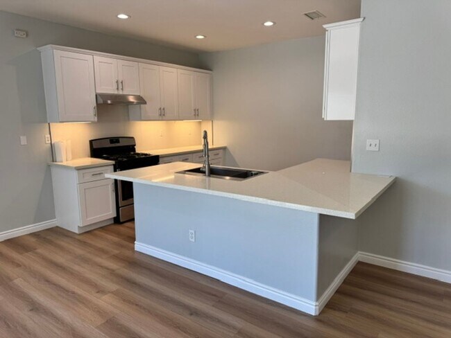 Building Photo - Gorgeous Remodeled 3+2 - $3000