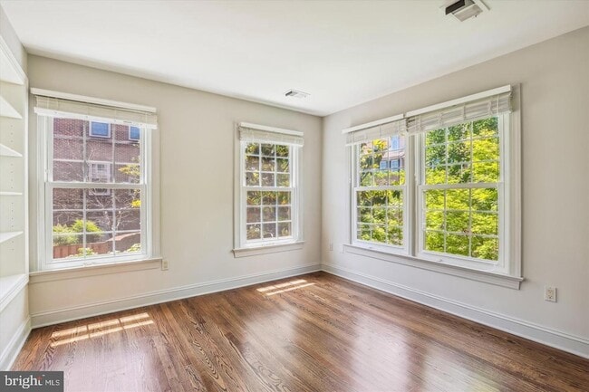 Building Photo - 1596 N Colonial Terrace