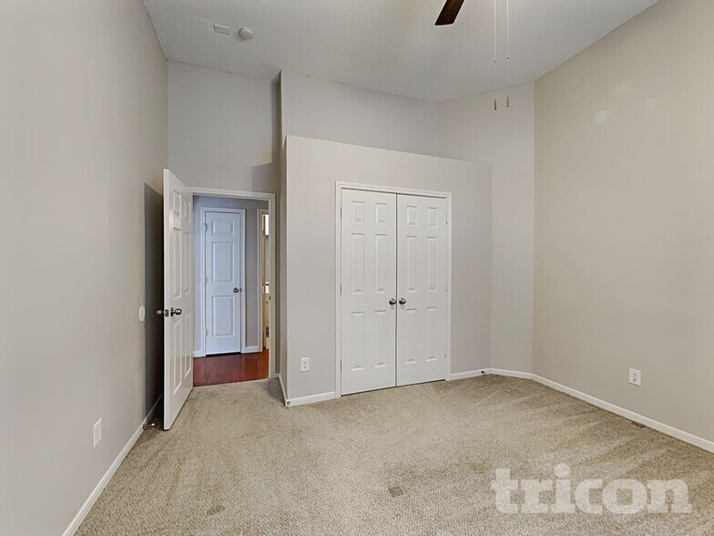 Building Photo - 1041 Essex Dr