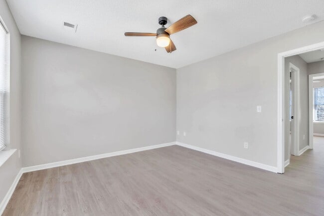 Building Photo - 2 Bedroom, 1.5 Bathroom Townhome – Granite Counters & Open Floor Plan $1400/mo rent