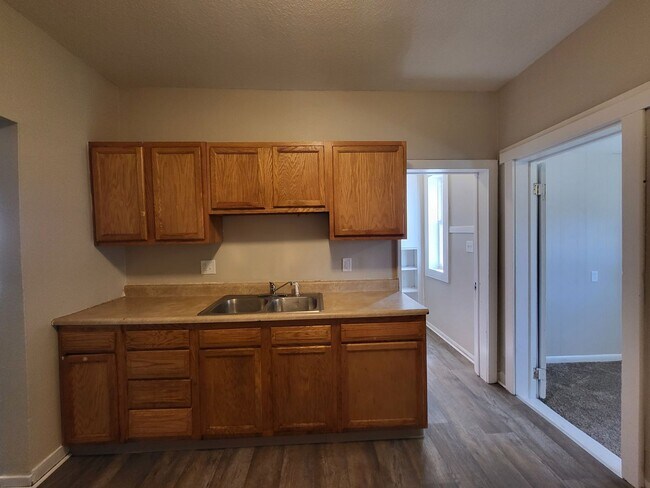 Building Photo - 3 Bedroom, 1 Bathroom Duplex with quick ac...