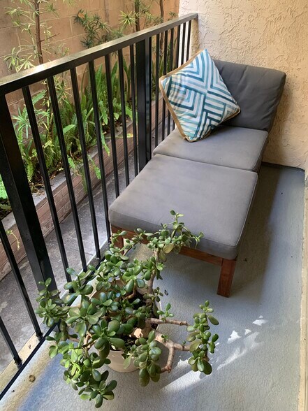 balcony will be empty - 621 Strand St