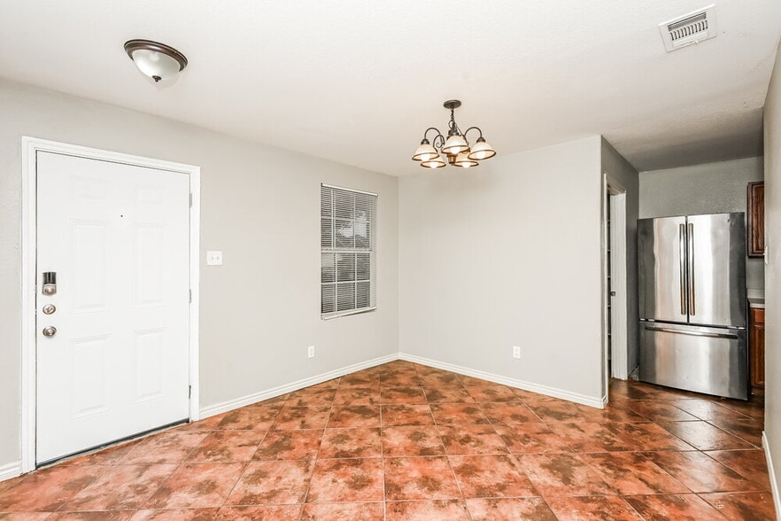 Building Photo - 517 Creekbend St