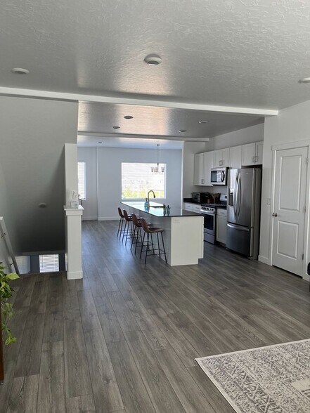 Building Photo - 1112 E Hatch Row