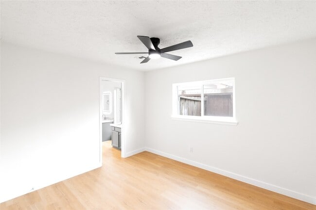 Building Photo - 15707 Amapola Dr