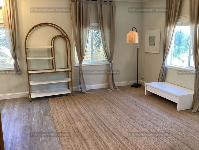 Building Photo - Wine Country Living at Its Finest