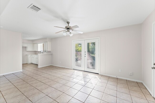 Building Photo - 3427 Dovie Dr