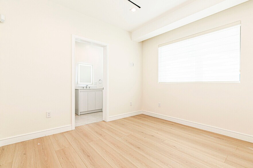 Building Photo - 6426 Varna Ave