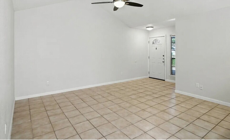 Living area - 11401 Ptarmigan Dr