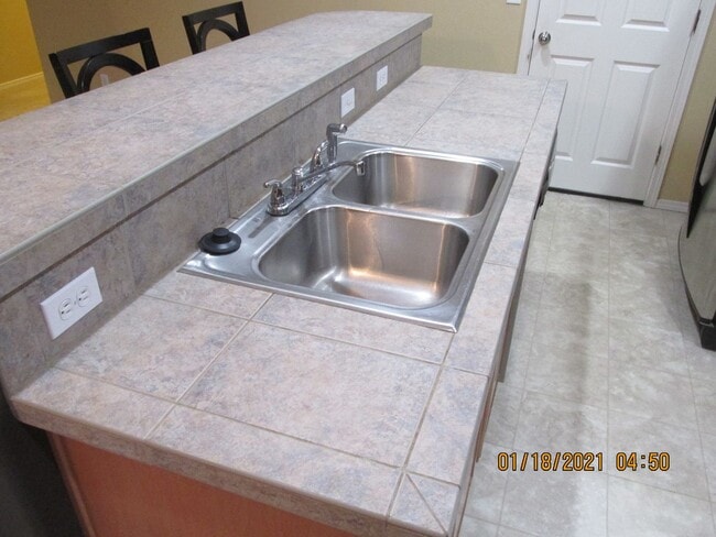 Building Photo - 4 Br 2.5 bth Plus Loft!  Large Rooms, 2 ca...