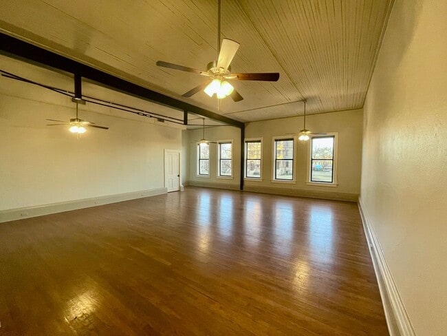 Building Photo - 105 W Hickory St