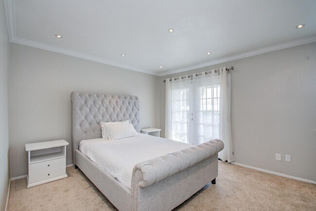 Building Photo - 5807 Beverly Hill St