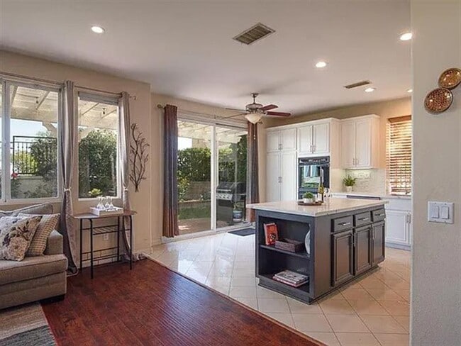 Building Photo - Amazing 2 story 4 bedroom