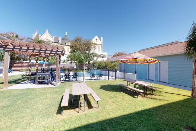 Building Photo - FULLY FURNISHED 2BD/1.5BA ready for occupancy!