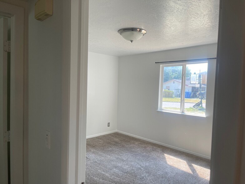 Building Photo - 266 W 750 S