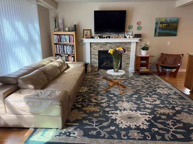 Building Photo - Lovingly Maintained East Anchorage Home wi...