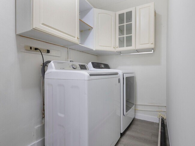 Building Photo - 992 Mohican Blvd