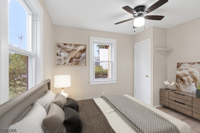 Building Photo - 400 Main St