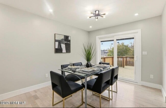 Building Photo - 112 Manhattan St