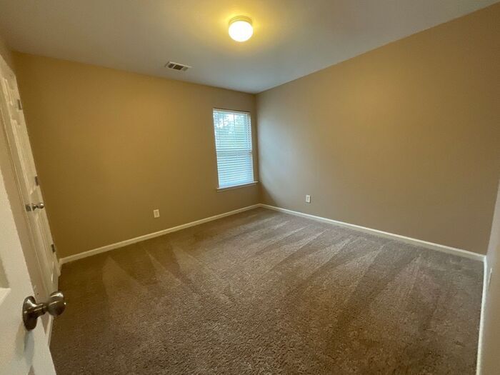 Building Photo - 504 Quinn Dr