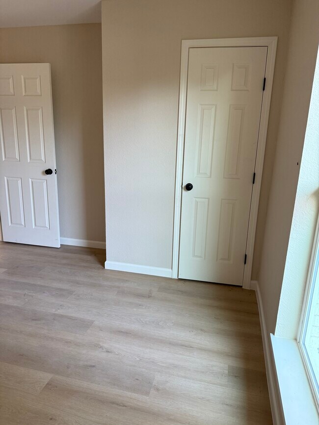 Building Photo - 1407 W Donovan St