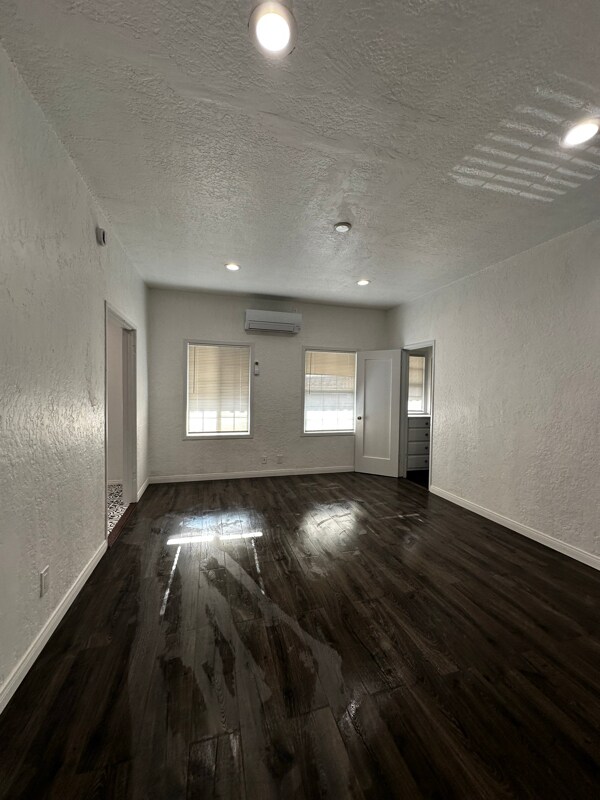 Building Photo - 216 E Valencia Ave