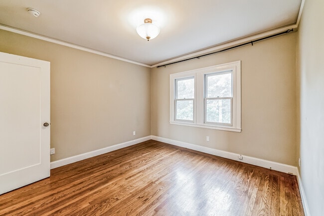 Building Photo - 496 Crestlake Dr