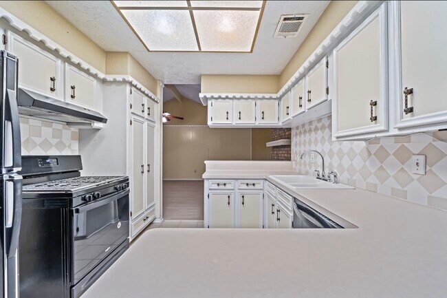 Building Photo - 4822 Lost Oak Dr