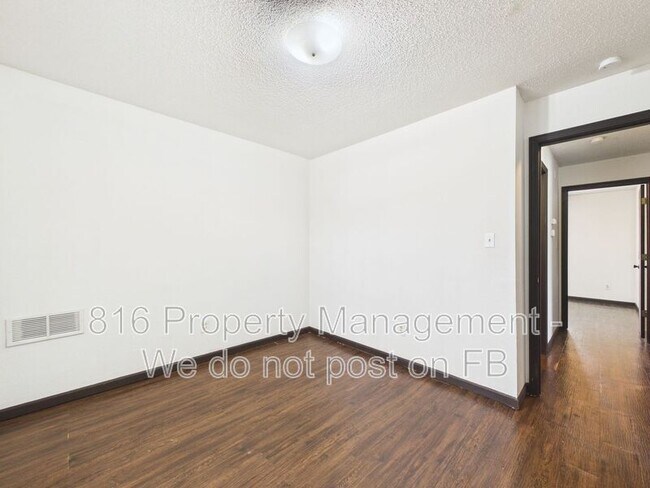 Building Photo - 1020 NE Lindsay Ave